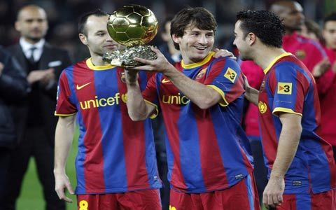 Vừa giành Quả bóng vàng, Messi lại lập hat-trick