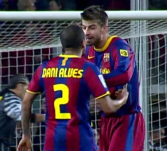 Dani Alves xô xát với Gerard Pique