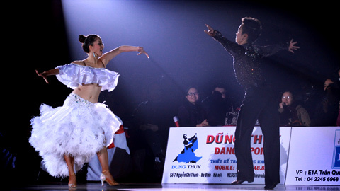 Khánh Thy nhảy bốc lửa, ôm Chí Anh và khóc