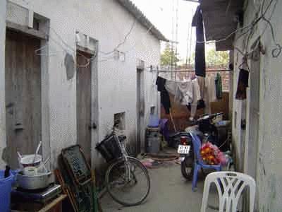 Chủ trọ bắt sinh viên... xoa bóp