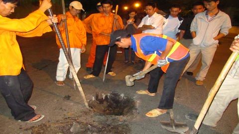 Nửa đêm đi săn “hố tử thần”