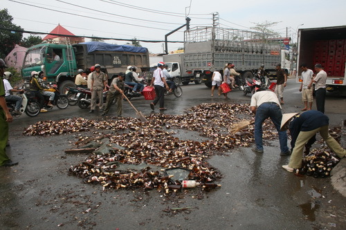 Bia chảy như suối trên mặt đường