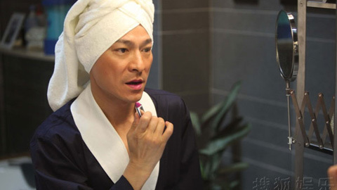 Lưu Đức Hoa gây sốc trong hình ảnh quý bà