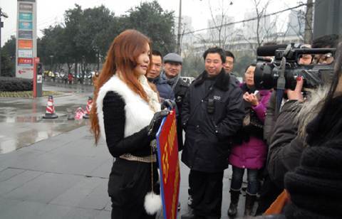 Người đẹp đứng đường thuê bạn trai ăn Tết