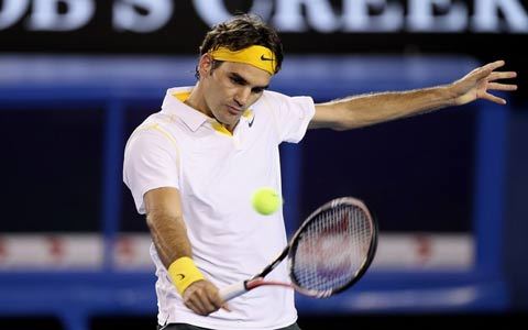 Federer thắng may, Djokovic thẳng tiến