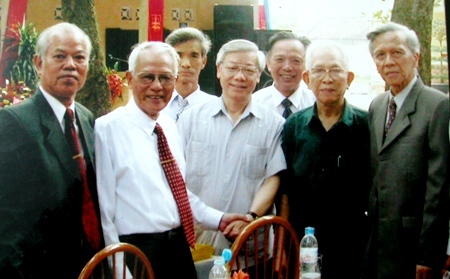 Tân Tổng Bí thư từng đi xe máy tới thăm thầy cũ