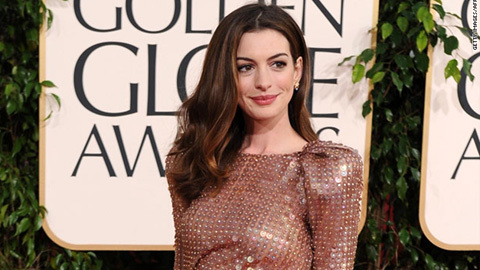 Chân dài Anne Hathaway đóng cặp với Người Dơi
