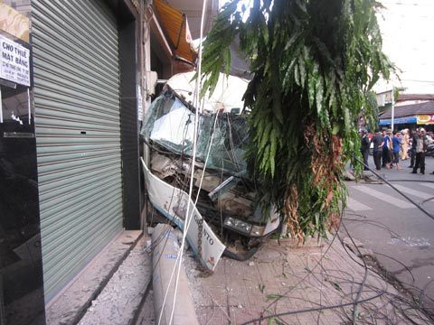 Ô tô mất phanh đâm chết phụ nữ mang thai