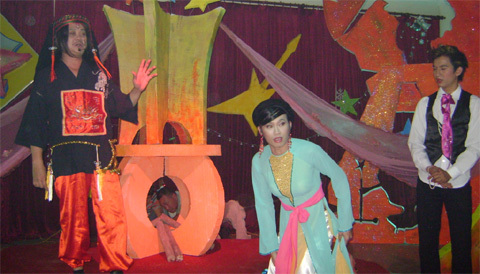 Hoài Linh lại giả gái ở Táo Quân 2011
