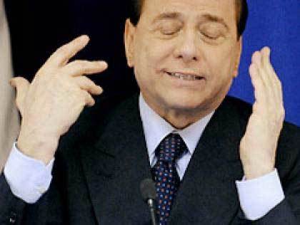 Cha mẹ khuyên con nộp mình cho Berlusconi