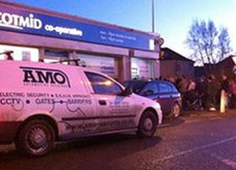 Khách hoan hỉ với ATM tự động “phun” tiền