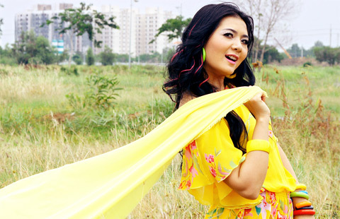 Triệu Trang hôn 8 chàng trai trẻ rồi lên xe hoa