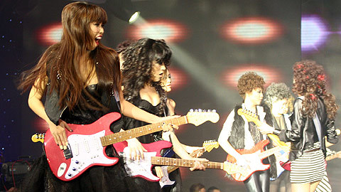 Hà Anh và dàn người đẹp quằn quại với Rock