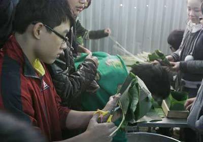 Xem học sinh tập gói bánh chưng ngày Tết