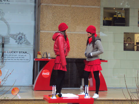 Chân dài váy ngắn lạnh tê tái