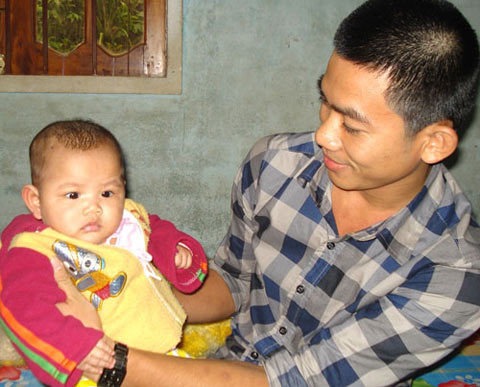 Kéo nhau đi xem bé 2 tháng tuổi biết nói