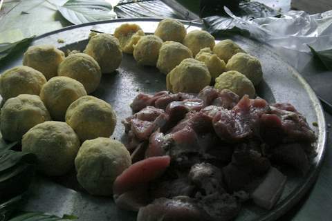 Đua nhau gói bánh chưng thời @