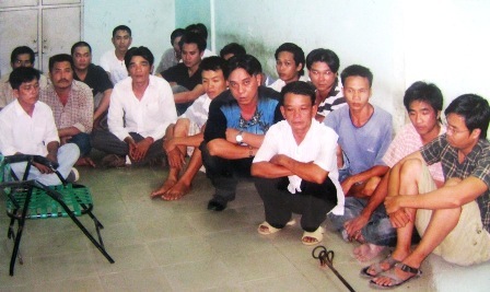 Dân cờ bạc theo dõi lại công an