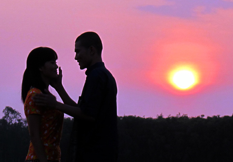 Người đẹp Hồng Kim Hạnh đón Tết ở phum nghèo