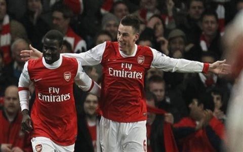 Hạ Ipswich, Arsenal tiến vào CK Carling Cup