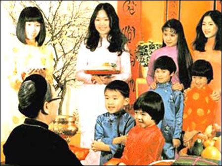 Mùng một Tết cha, mùng hai Tết mẹ...