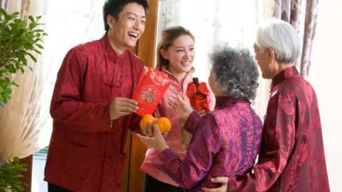 Đau đầu chọn quà Tết cho bố mẹ người yêu