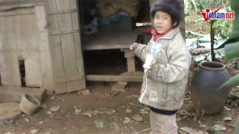 Clip: Tết  buồn của bé 8 tuổi sống đơn thân