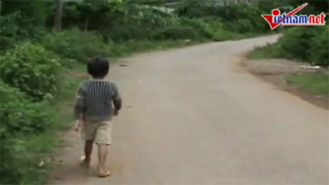 Clip bé 8 tuổi phải về sống cô độc như trước