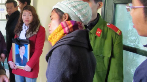 Ôm di ảnh con, lang thang đêm lạnh HN