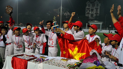 Kem tình yêu và giấc mơ bóng chày Việt của Tom Trutler