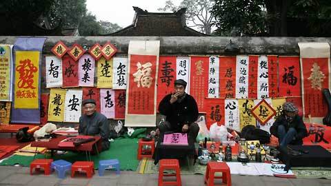 “Người muôn năm cũ” cho chữ, bán móc khóa