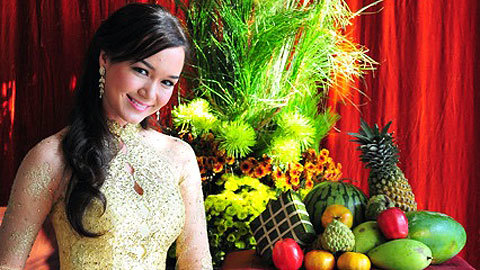 Victoria Phạm Thúy Vy làm dáng bên mâm ngũ quả