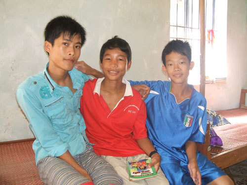 Bé Hào Anh đầm ấm đón xuân mới