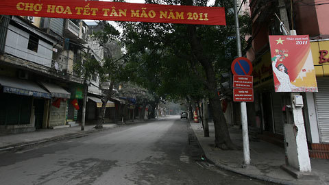Những người ra đường sớm ngày đầu năm