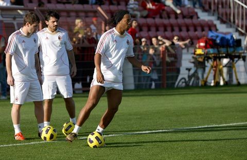 Ronaldinho, sức hút của ngôi sao về vườn