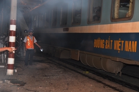 Hình ảnh kinh hoàng vụ tàu đâm 6 ô tô