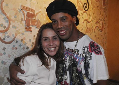 Ronaldinho, con cờ trong tay anh trai