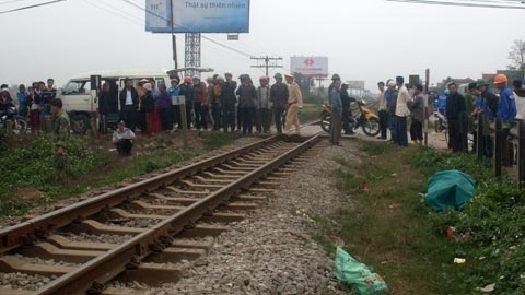 Đi chơi Tết, cả gia đình bị tàu hỏa đâm