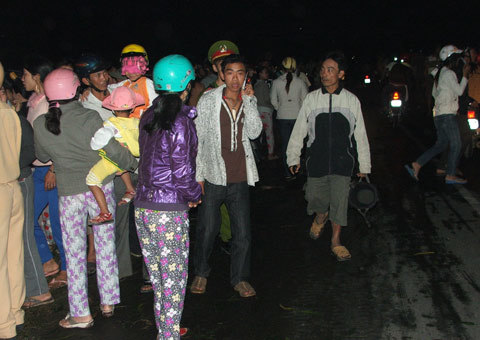 Xe buýt lật, 60 khách chìm dưới mương