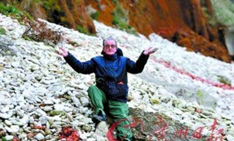 Ông lão nhặt 200 tấn đá xây dựng 