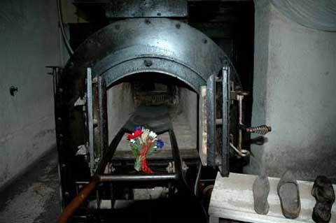 Dùng lò hỏa táng đun nước nóng cho bể bơi