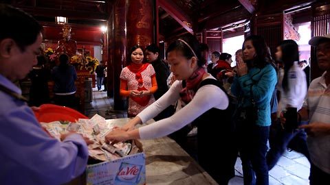 'Hối lộ' tiền lẻ cụ rùa cầu đỗ đạt