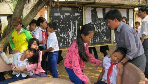 Nữ sinh Phú Yên ngất xỉu hàng loạt lần 4