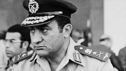 Mubarak lên nhờ bạo lực, xuống vì biểu tình