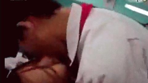 Thản nhiên hôn nhau giữa lớp học