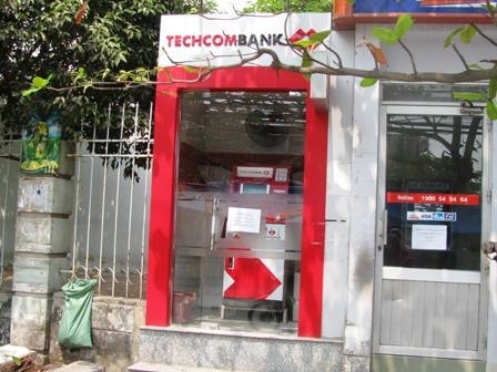 Đánh bạc hết tiền, rủ nhau cạy máy ATM
