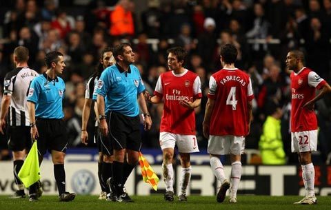 Nghi vấn Premier League: Arsenal đã bán độ?