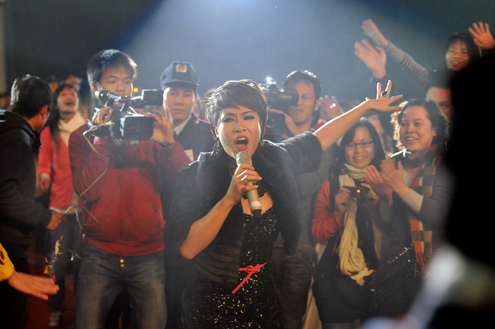 Uyên Linh đau đầu vì 