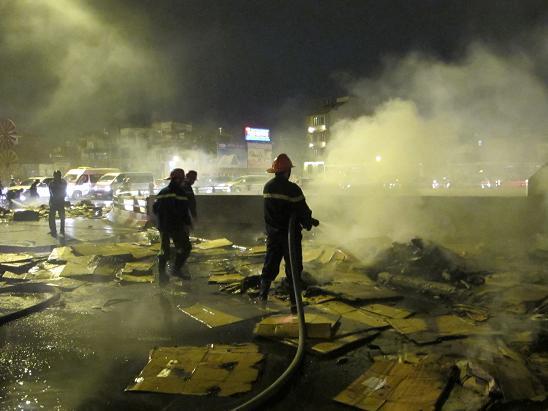 Hà Nội: Ôtô bốc cháy trên cầu Chương Dương