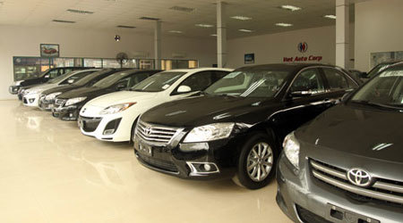 Thị trường thất kinh nhìn giá xe tăng vèo